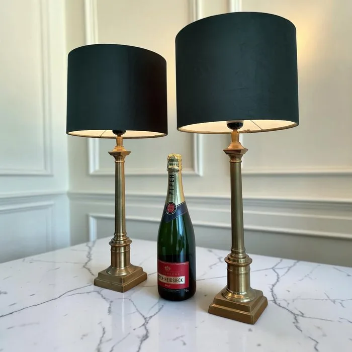 Eichholtz - Table lamp (2) - Pair of Luxury Column Table Lamps by Eichholtz – Vintage Brass Finish & Green Drum Shades - Brass