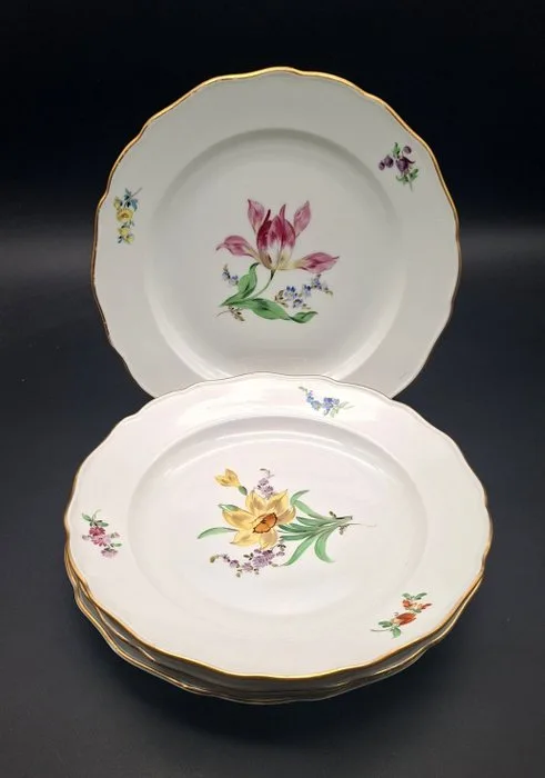Meissen - Table service (4) - First choice! 4 x exclusive dinner plates with floral decoration, approx. 25 cm - Porcelain