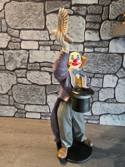 Jun Asilo Filipijnen - Jun Asilo - Statue, Clown met hoed en duif goochelaar - 60 cm - Polyresin