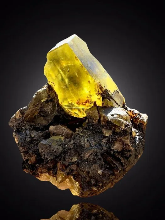 Shiny sulfur gem on a matrix Mineral Collection - Height: 5.2 cm - Width: 4.3 cm- 81 g - (1)