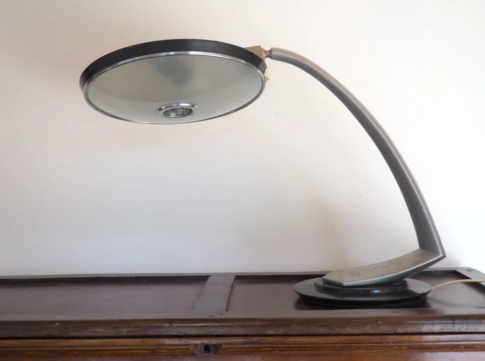 Fase - Luis Perez de la Oliva - Table lamp - Boomerang 2000 - Steel