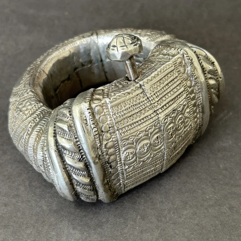 A very large and heavy white metal Omani/Zanzibar anklet with central pin, approx. 4" diameter