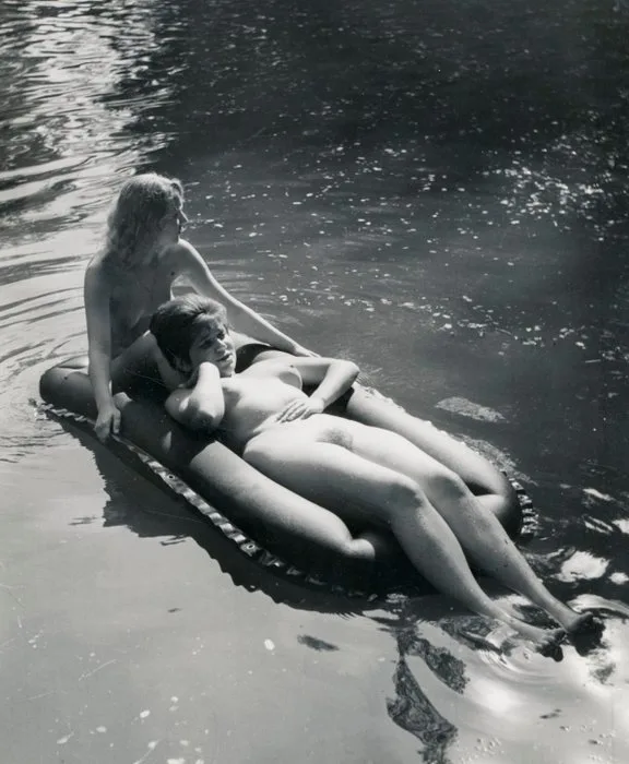 Böhler - Junge Frauen nackt auf einer Luftmatratze im See, FKK, 1961