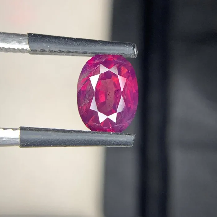 1 pcs Red Ruby - 2.07 ct - Gemological Institute of America (GIA) - Kashmir Ruby