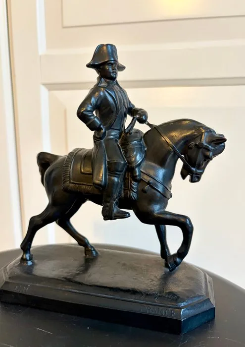 D'après Jean-Louis GRÉGOIRE (1840-1890) - Statuette, Napoléon à cheval - 20 cm - Spelter