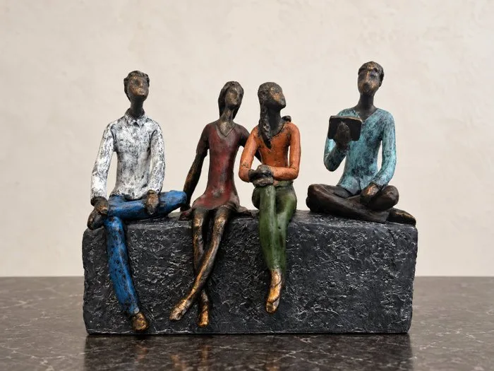 Sculpture, The Gathering - figuratieve design sculptuur met 4 zittende personen - 21 cm - Resin