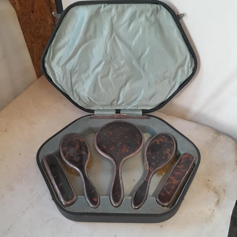 Silver and tortoiseshell dressing table brush set in box of issue, comb differing assay office and style rest is Birm 1917 - 1919 Horton & Allday
