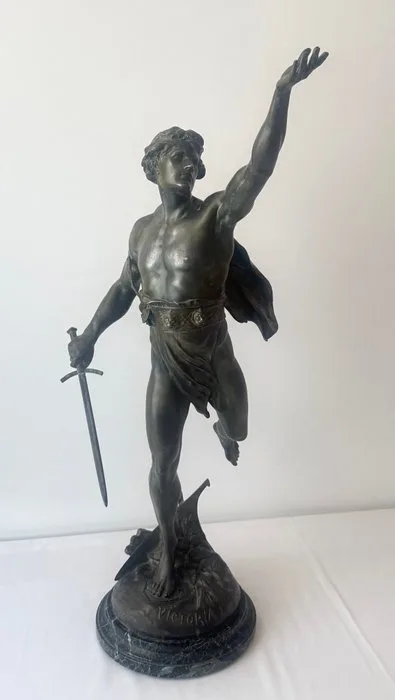 Emile Louis Picault (1833-1915) - Sculpture, „ VICTORIA “ - 11,5 Kg - 84 cm - Spelter