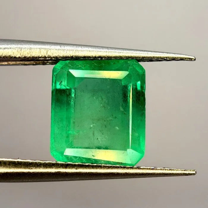 1 pcs Green Emerald - 2.27 ct - International Gemological Institute (IGI) - Natural Emerald Columbia