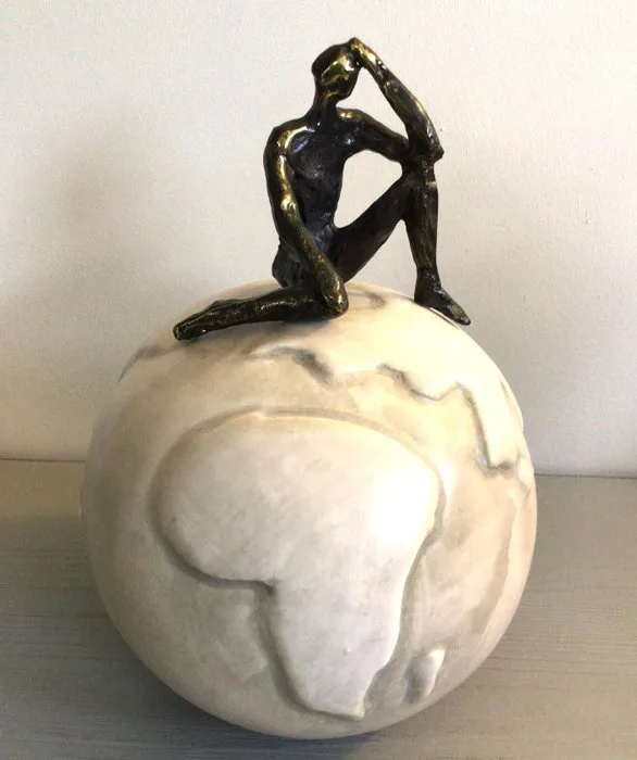 Corry Ammerlaan - Sculpture, “ De Wereldwijde Denker “ zeldzaam - 19 cm - Alloys and Ceramics