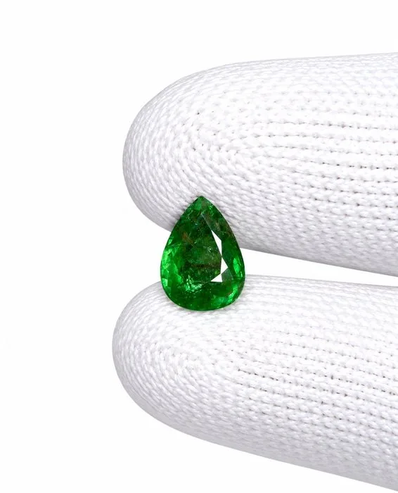 1 pcs Tsavorite - 4.26 ct - International Gemological Institute (IGI) - BIG SIZE TSAVORITE