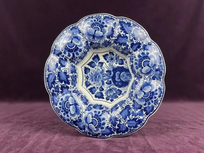 De Porceleyne Fles, Delft - S. Driessen - Dish - 7714 - Earthenware - Ornate bowl / wall-mounted bowl