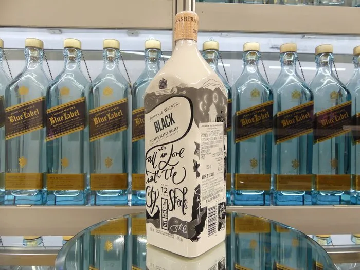 Johnnie Walker Black Label - New Delhi Edition Printed with Air Ink from India - 750ml