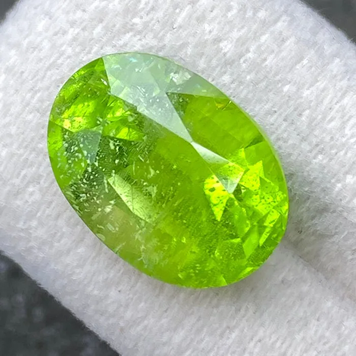 Peridot - 8.36 ct - International Colored Gemstone Association (ICA GemLab) - Rare Olivine Gem Quality