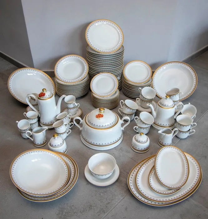 Johann Seltmann Vohenstrauß - Table service for 12 (121) - Porcelain