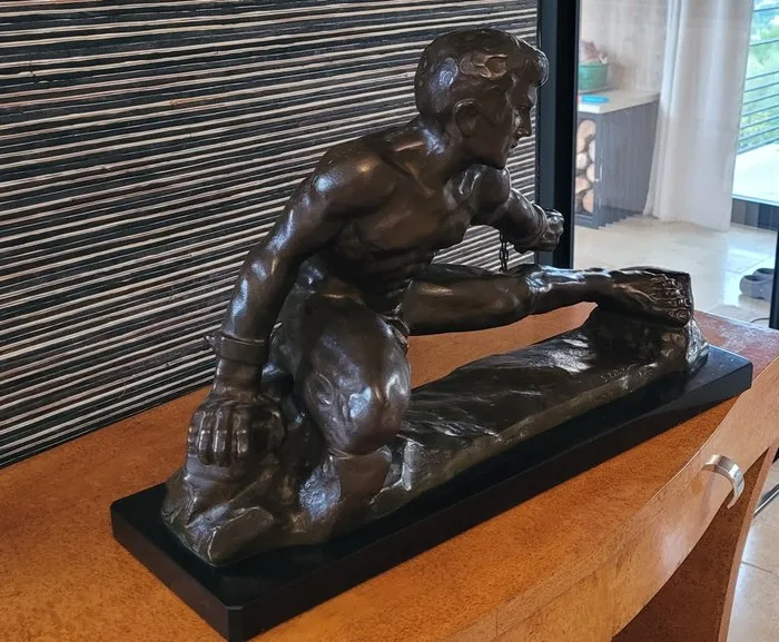Serge ZELIKSON (1890-1966) - Sculpture, Homme brisant ses chaînes - 40 cm - Bronze, Marble