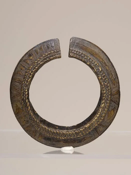 Large hollow copper-alloy bracelet – Kobre type – Mossi attribution – Burkina Faso