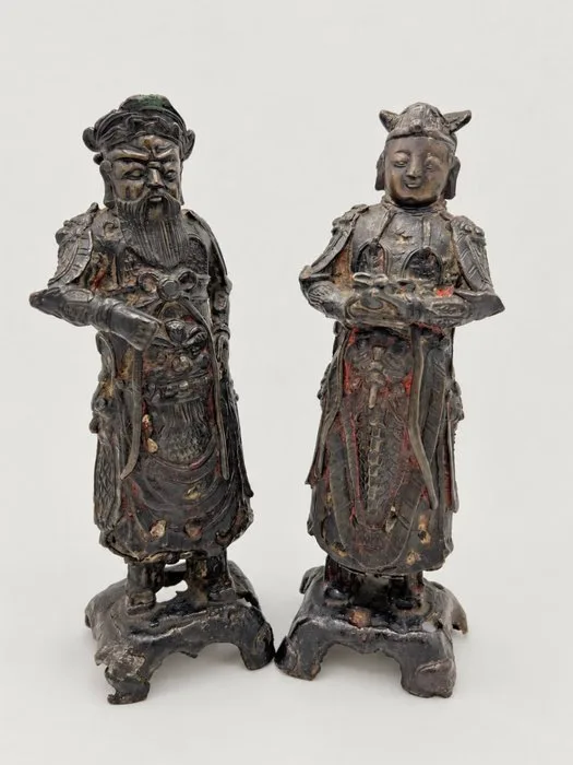 A rare pair of Chinese Templar guardians in lacquered metal alloy – Attributed to the late Ming - Alloy, Cast Stone - China - Ming Dynasty (1368-1644)