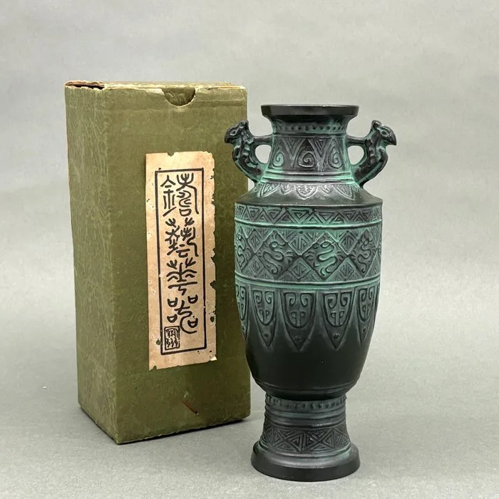 Vase - Bronze, Ancient Bronze-Style Taotie Motifs 21.5cm by Shibuya Hōshū - Showa Era - Japan