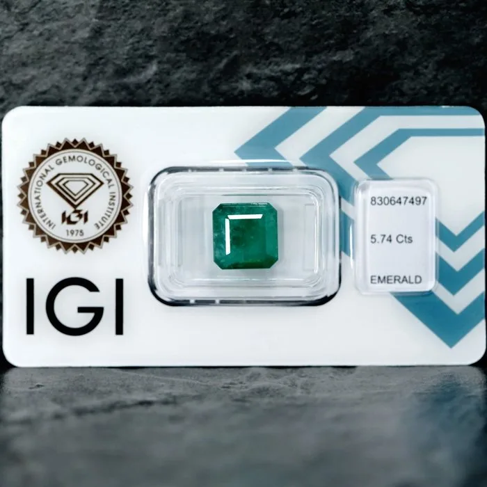 1 pcs Green Emerald - 5.74 ct - International Gemological Institute (IGI)