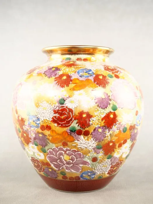 Vase - Porcelain, Very beautiful vase filled with small flowers - Japan