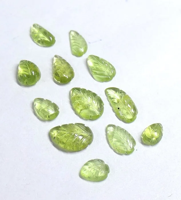 Batch of 100% natural peridots Cabochon- 2.04 g - (12)