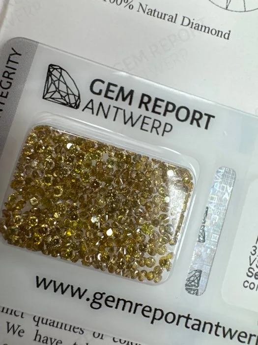 323 pcs Diamond (Colour-treated) - 3.58 ct - Round - Fancy, Fancy intense Orangy, Greenish, Brownish, Yellow - VS1, I1 - Gem Report Antwerp (GRA)