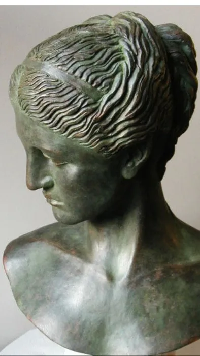 Sculpture, Buste signé de l'artiste Jean-PIerre le Cann (1969-) coté- Sculpture, Aphrodite - 42 cm - Plaster - 2024