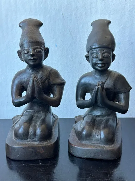 Stel authentieke bronzen beelden van knielende monniken in gebedshouding - Statue, antieke bronzen adoranten uit Birma (Myanmar), - 19 cm - Bronze