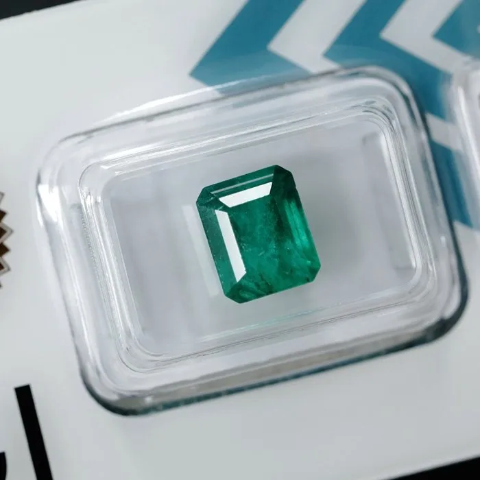 1 pcs Green Emerald - 3.38 ct - International Gemological Institute (IGI)