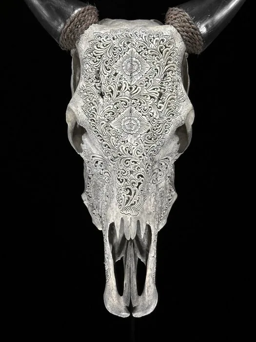 Authentic Grey Hand-Carved Cow Skull - Traditional Balinese Motif- Carved skull - Bos taurus - 53 cm - 40 cm - 16 cm- Non-CITES species