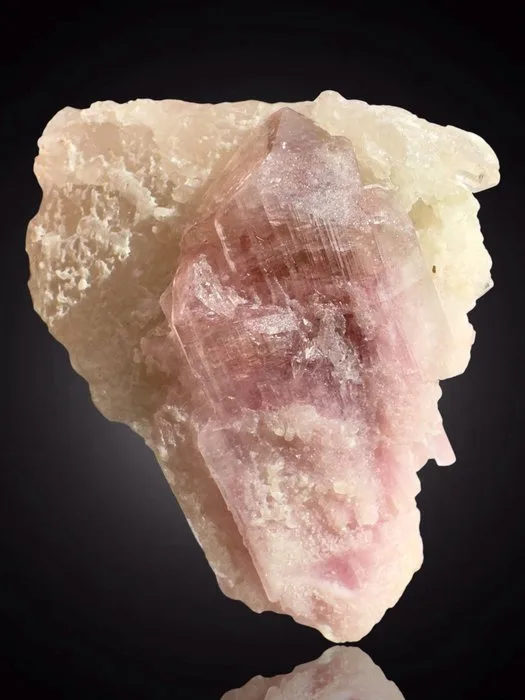 Rubellite on Quartz finished perfectly. Mineral Collection - Height: 5.6 cm - Width: 4.5 cm- 43 g - (1)