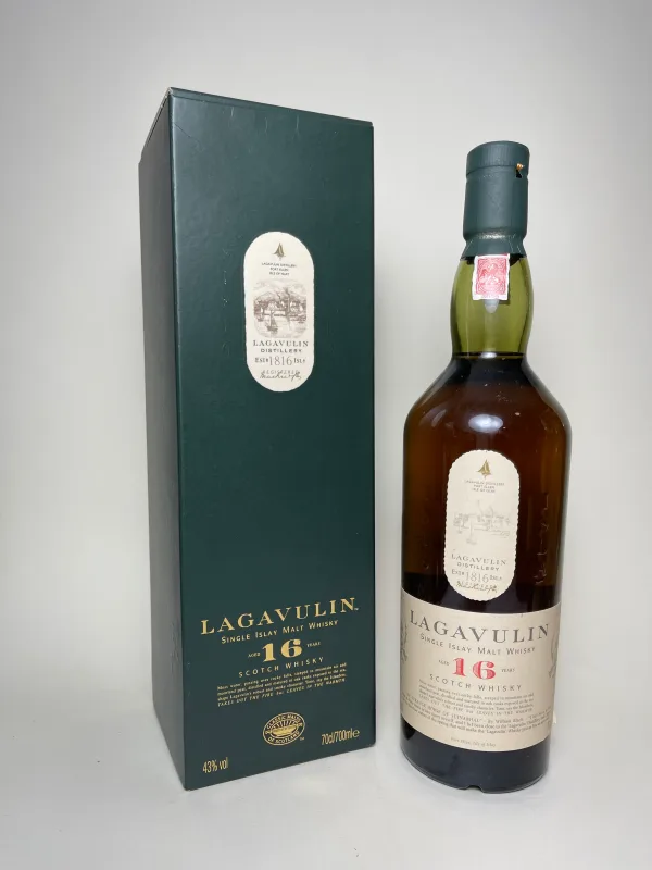 Lagavulin – 16 Year Old Islay Single Malt Whisky post-2001 (70cl, 43%)