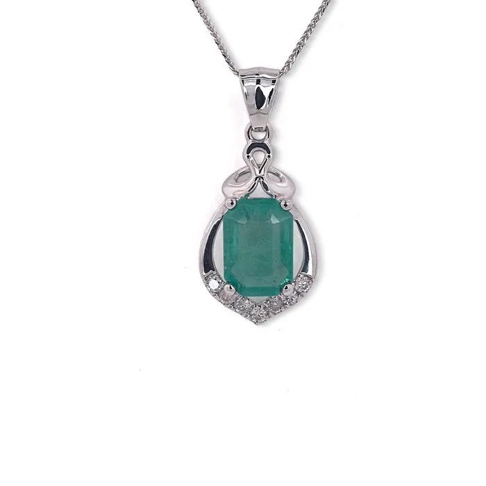 Necklace with pendant - 14 kt. White gold - 0.68ct. tw. Emerald - Diamond