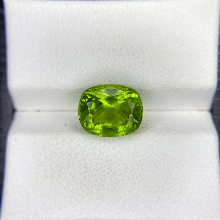 1 pcs Yellow, Green Peridot - 4.45 ct - International Gemological Institute (IGI) - NATURAL PERIDOT
