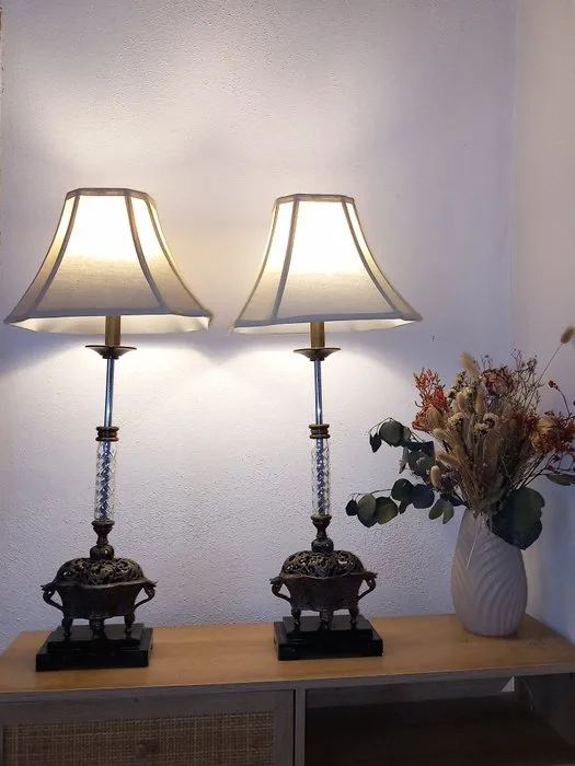 Table lamp - Bronze, Glass - Pair of antique-style lamps with Asian bronze feet, burning incense, topped with a faceted crystal