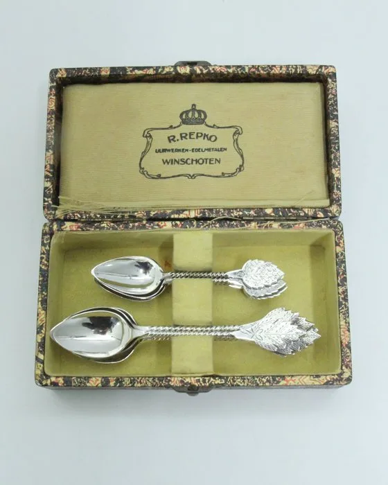 Antieke (1921) set thee-koffielepels in chic doosje - Pluut Kooiman/Wendels - Spoon (12) - Edited leaf motif -.835 silver