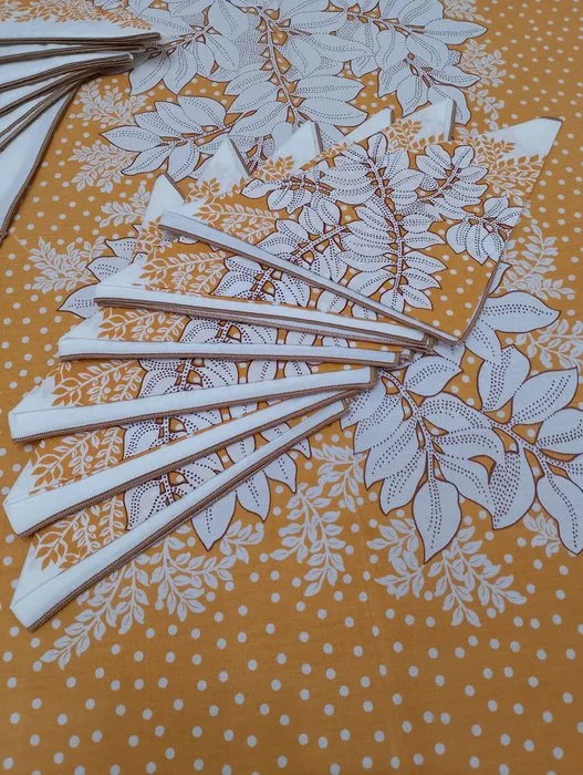 Foliage and polka dots. - Tablecloth - 240 cm - 140 cm - Vintage 1970s cotton dining set. Tablecloth with twelve napkins