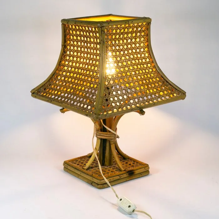 Table lamp - Vintage 1960s table lamp in rattan and wicker – flared, undulating lampshade
