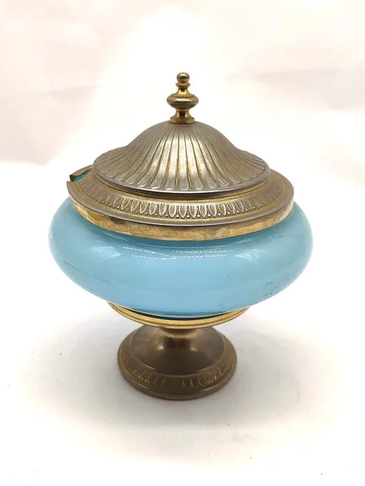 Centrepiece - Jewelry box - oval bonbon holder in blue opaline (weight 559 g) with lid and base in gold-toned