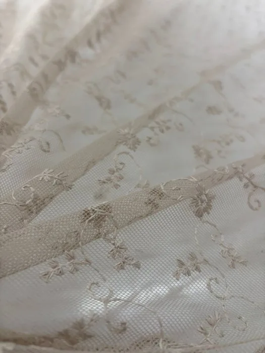 Precious drapery fabric: French tulle, embroidered and edged at the base with a small blossom. - Curtain fabric - 400 cm - 300 cm
