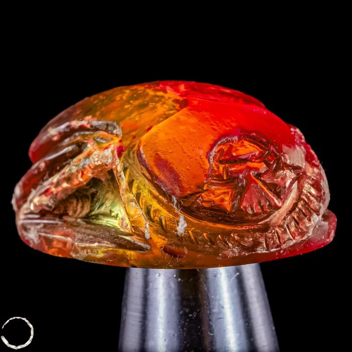 Extraordinary amber scarab – Hand-carved scarab figurine with intense color play, 31.6 ct- 6.32 g