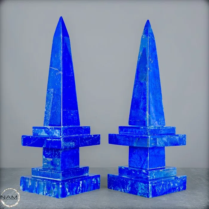 Lapislazuli Obelisken Set in intensiver Premiumqualität mit goldenen Pyrit-Einschlüssen Ein Hauch von Königlichkeit in tiefem Mitternachtsblau- 4051.27 g - (2)