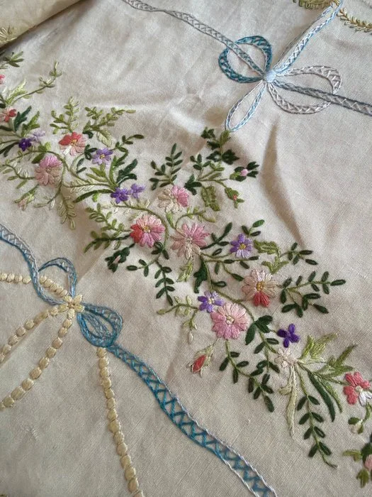 French embroidered table runner 'Garlands and Bows Mil Flowers' - Embroidery - 130 cm - 40 cm