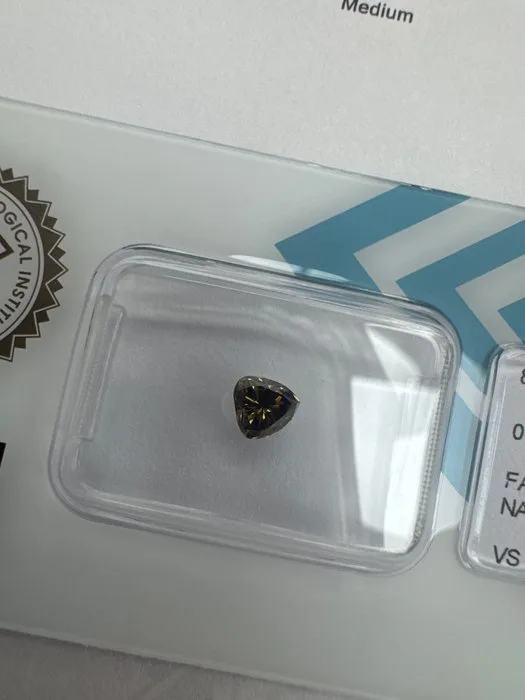 1 pcs Diamond (Natural coloured) - 0.38 ct - Triangle - Fancy deep Brownish, Greenish, Yellow - VS2 - International Gemological Institute (IGI)