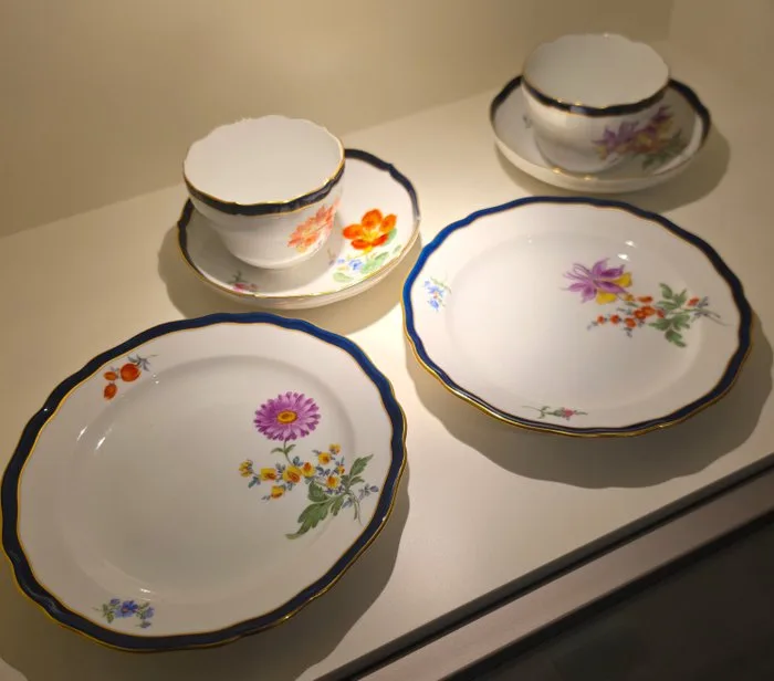 Meissen - Coffee and tea service (6) - White porcelain, polychrome-painted, overglaze and underglaze painting, gilding - Exclusive and classic