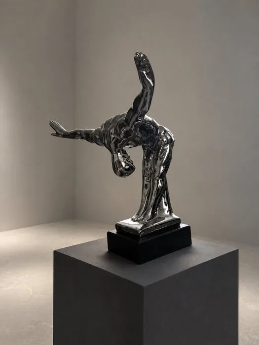 Sculpture, Acrobatische man – Hoogglans zilverkleurig – Op zwarte sokkel - 26.5 cm - Ceramic