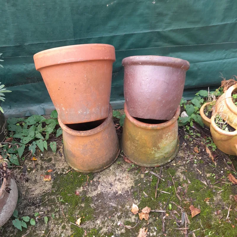 Terracotta and other pots : 2 x stubby chimney pots, 1 glazed Chinese jardiniere