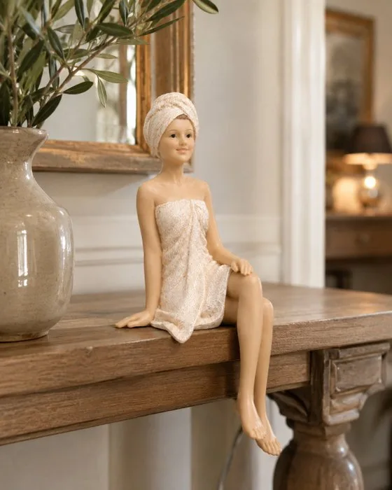 Sculpture, Wellness Dame op Rand – Hotel Chique Decoratieobject - 18.5 cm - Resin