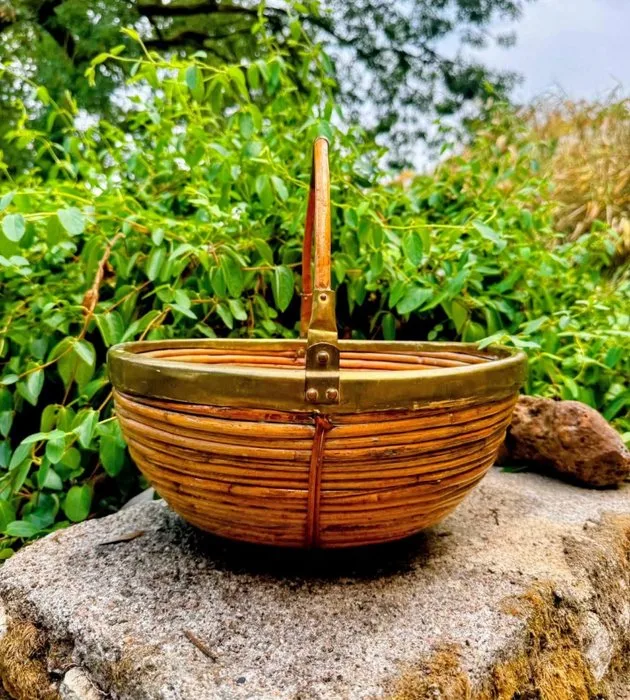 Basket - Rattan, Brass - Please provide the text you would like translated